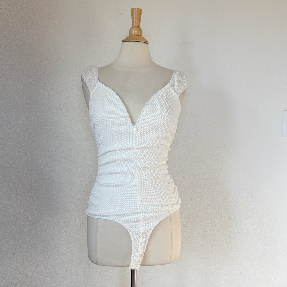 Francesca's Collections Solid White Textured V-neck Sleeveless Bodysuit